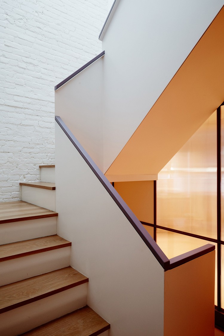 escalier minimaliste bois mur en briques