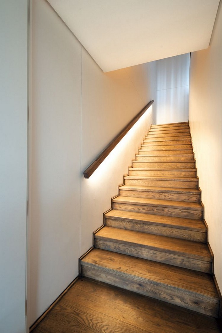 escalier minimaliste intérieur bois illuminé