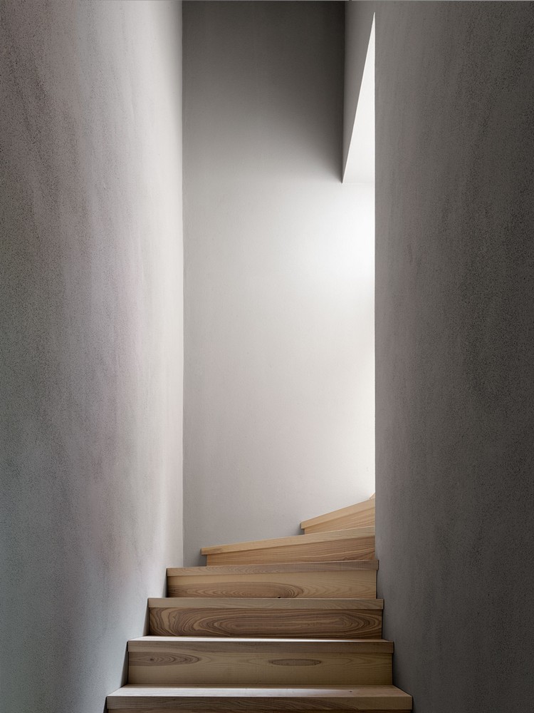 escalier minimaliste intérieur bois murs en béton