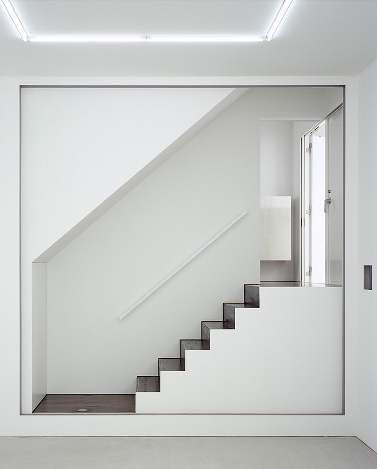 escalier minimaliste intérieur décor moderne blanc