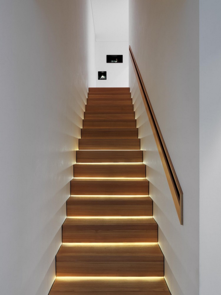 escalier minimaliste intérieur en bois éclairage indirect