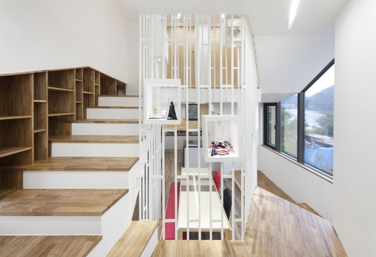 escalier moderne intérieur bois clair modèle demi tournant espace rangement sous escaliers