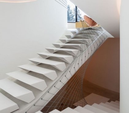 escalier moderne intérieur desing futuriste blanc