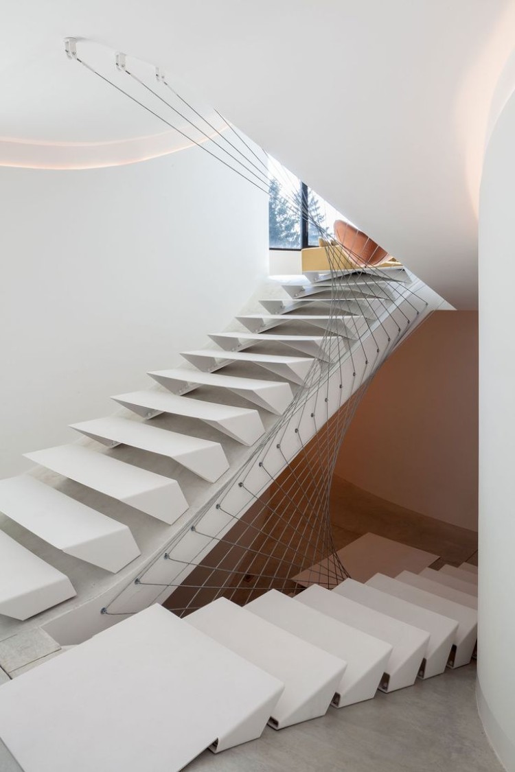 escalier moderne intérieur desing futuriste blanc