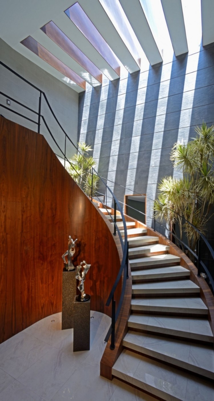 escalier moderne intérieur modèle circulaire originale bois béton idée déco maison contemporaine