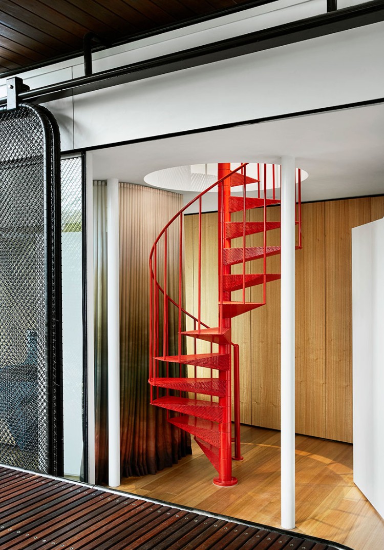 escalier moderne intérieur modèle pratique fer peint rouge design colimaçon gain place