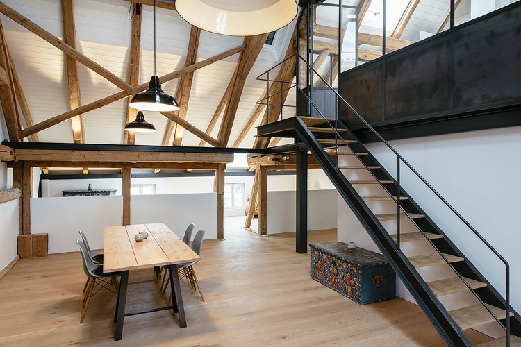 escalier moderne intérieur modèle quart tournant tendance bois métal style industriel