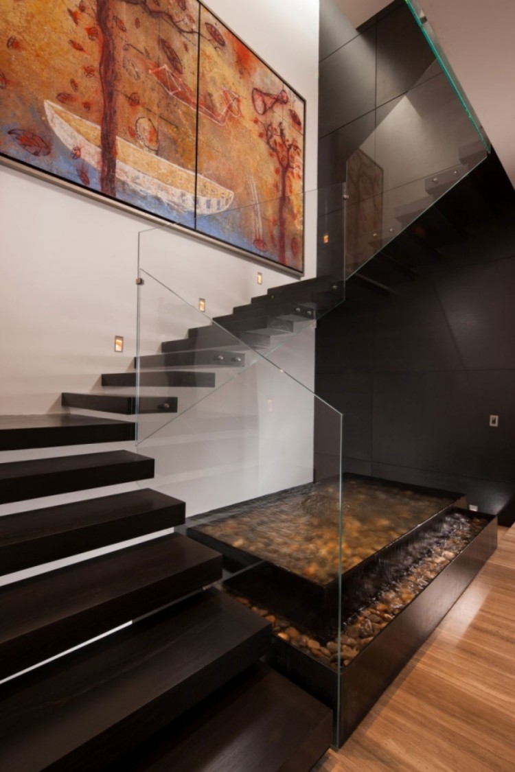 escalier moderne intérieur modèle suspendu tournant aménagement fontaine intérieure espace sous escaliers