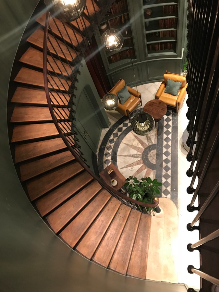 escalier moderne intérieur modèle tournant design contemporain ambiance luxueuse