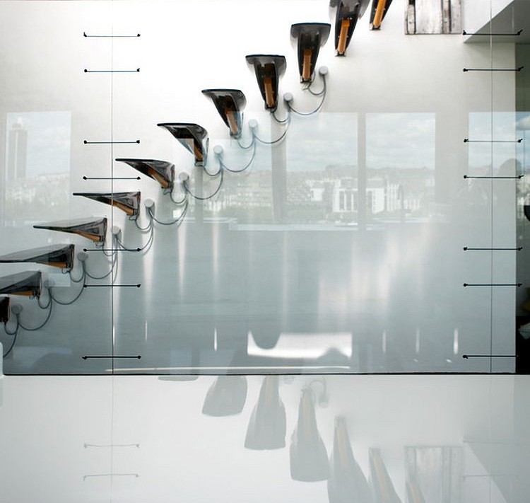 escalier moderne intérieur suspendu design verre métal style minimaliste