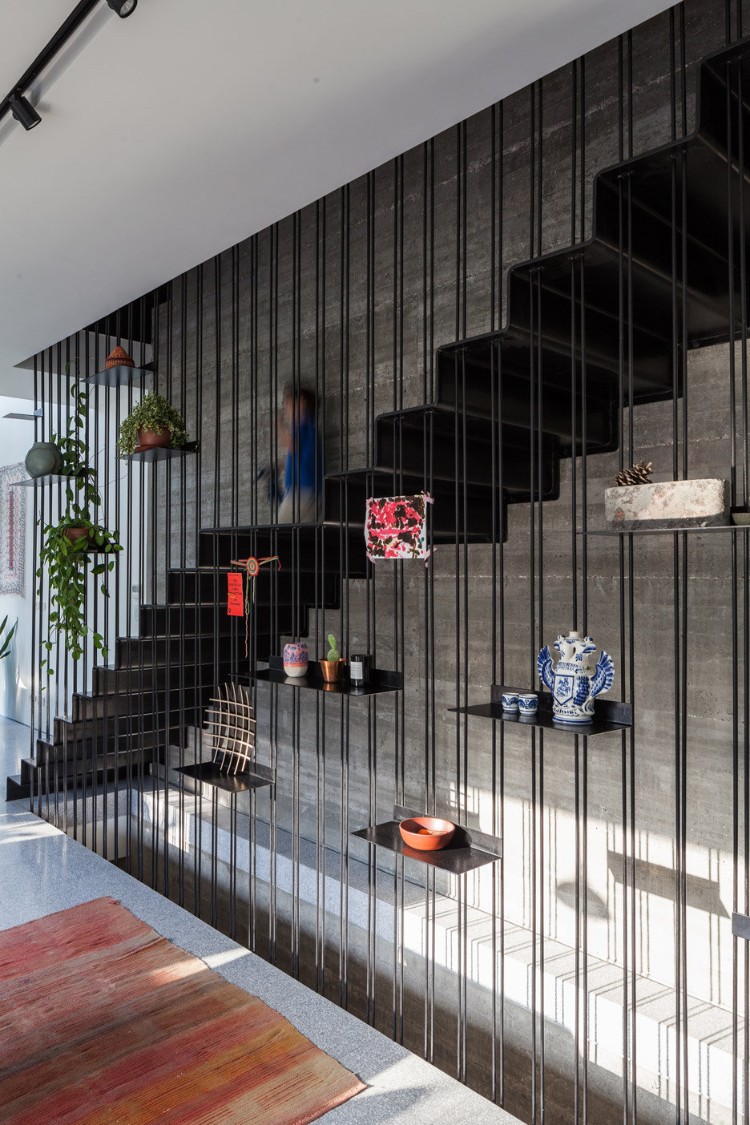 escalier moderne intérieur suspendu style industriel contemporain cloison ajourée