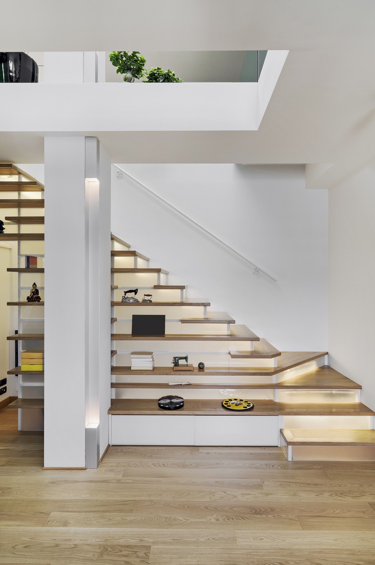 escalier quart tournant insolite marches bois clair espaces rangement pratiques
