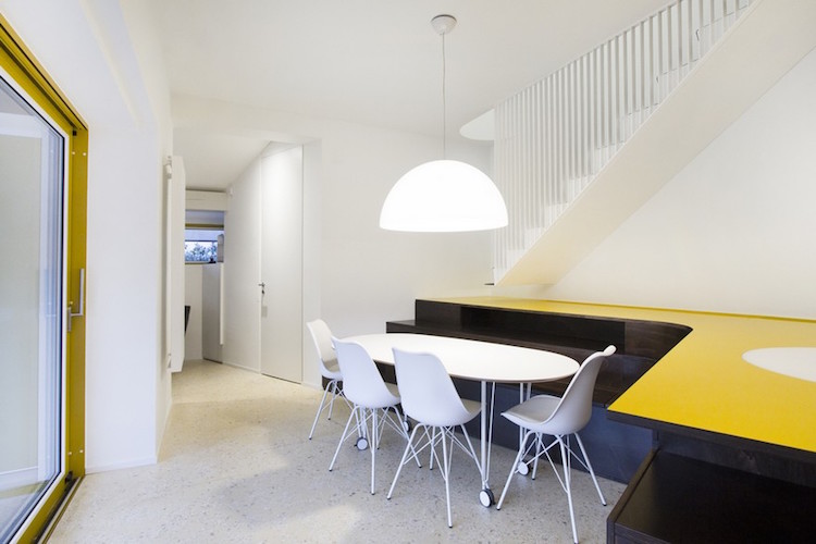 escalier suspendu metal blanc garde corps claustra plan de travail cuisine jaune vif sol terrazzo