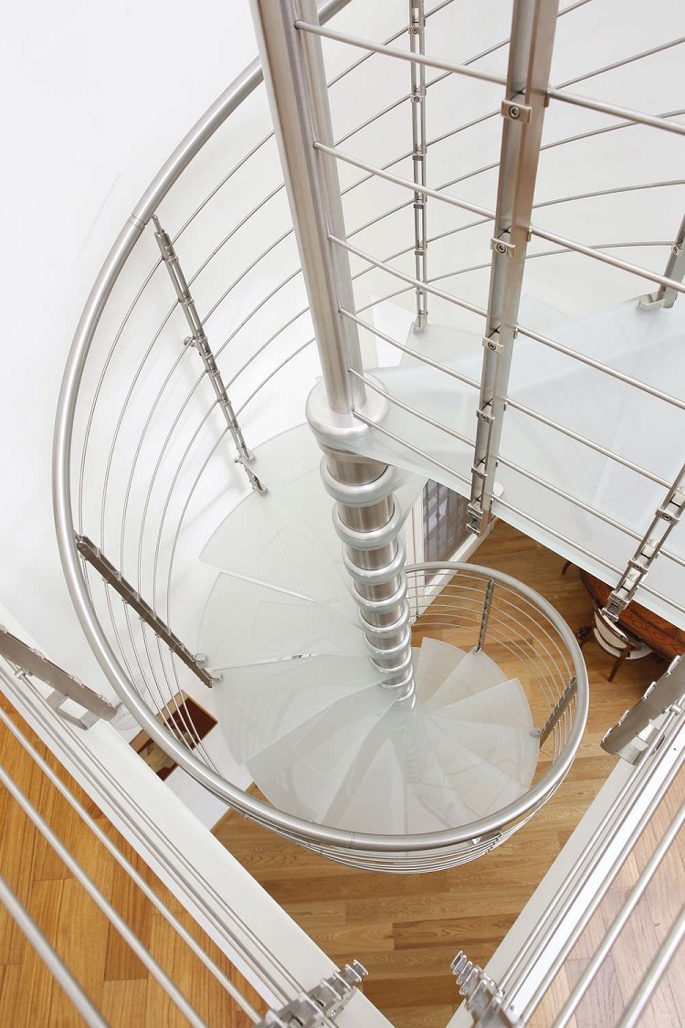 escaliers en colimaçon avec rampe métal marches verre design