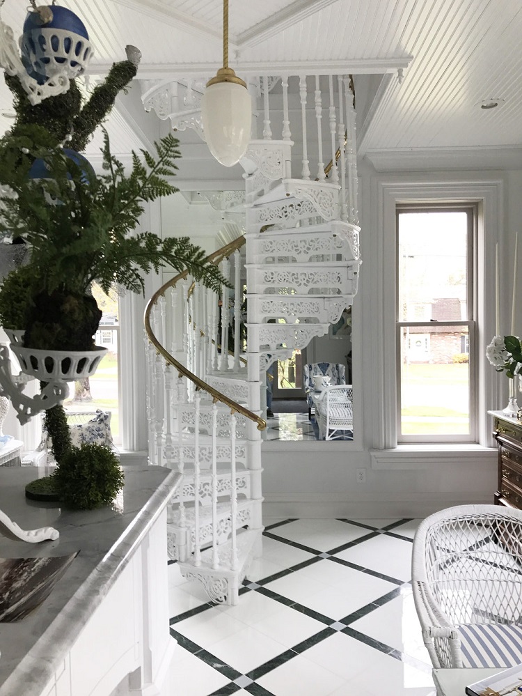 escaliers en colimaçon blancs métal intérieur épuré style vintage