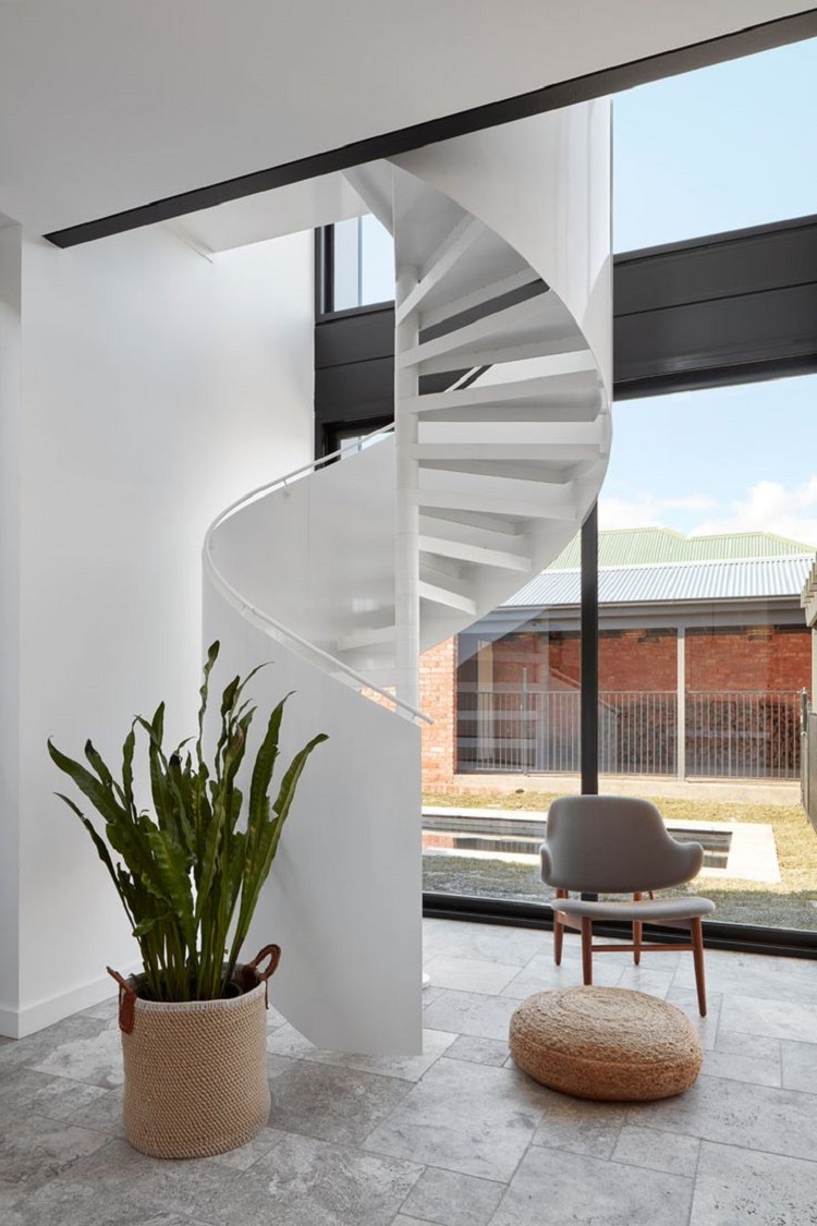escaliers en colimaçon design épuré blanc intérieur minimaliste