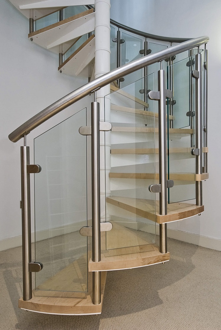 escaliers en colimaçon en bois verre métal idée tendance intérieur moderne
