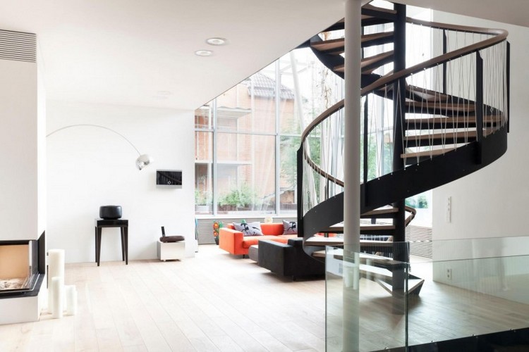 escaliers en colimaçon en métal idée aménagement maison spacieuse