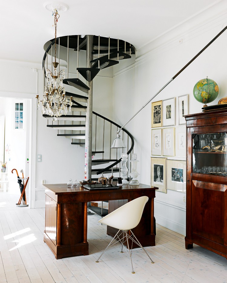 escaliers en colimaçon intérieur modèle gain place idée originale déco espace bureau maison