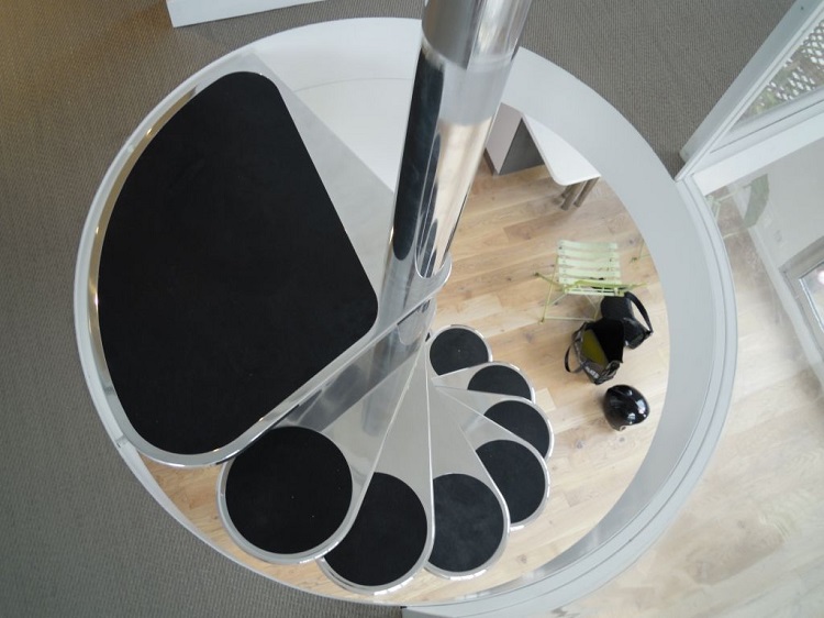 escaliers en colimaçon intérieurs modèle novateur intérieur contemporain
