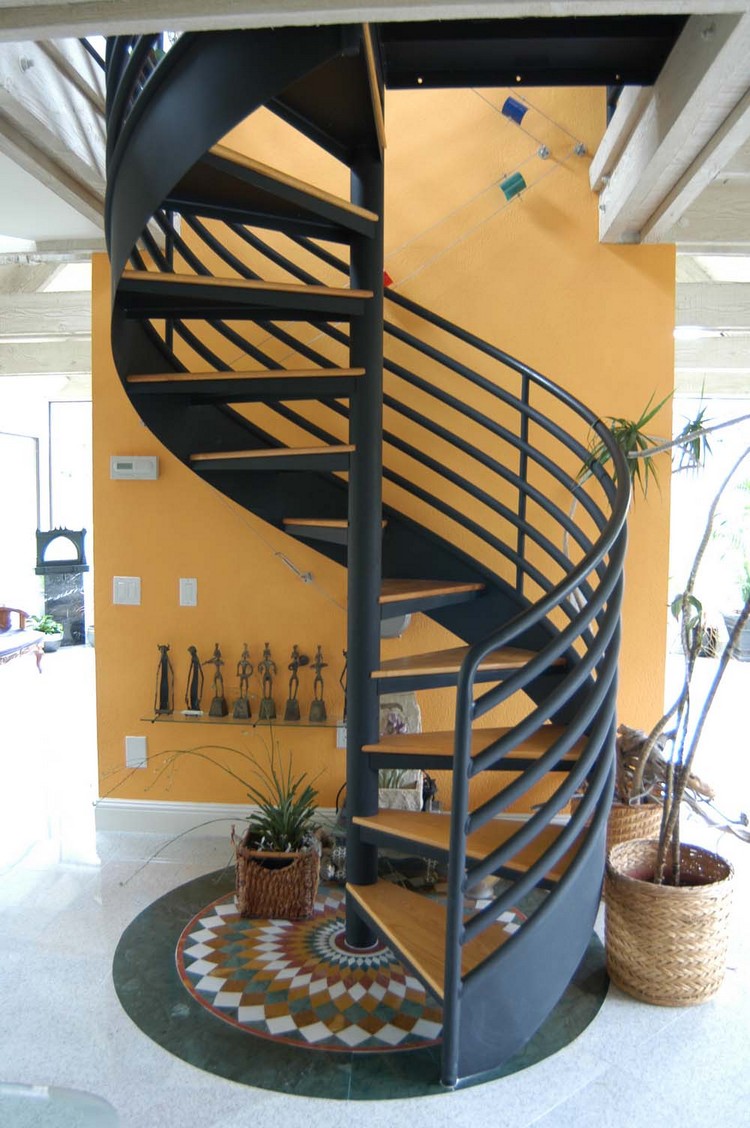 escaliers en colimaçon moderne en fer forgé style industriel