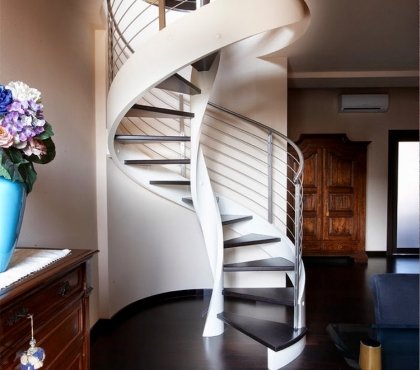 escaliers en colimaçon mélange matériaux solides idée aménagement maison contemporaine