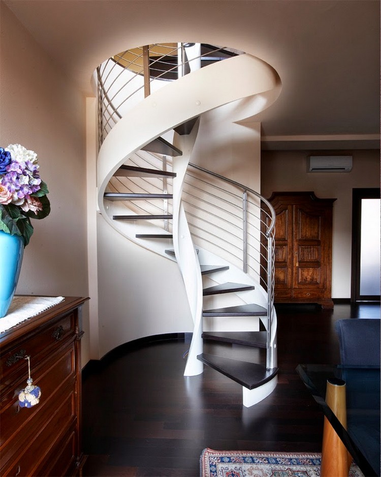 escaliers en colimaçon mélange matériaux solides idée aménagement maison contemporaine