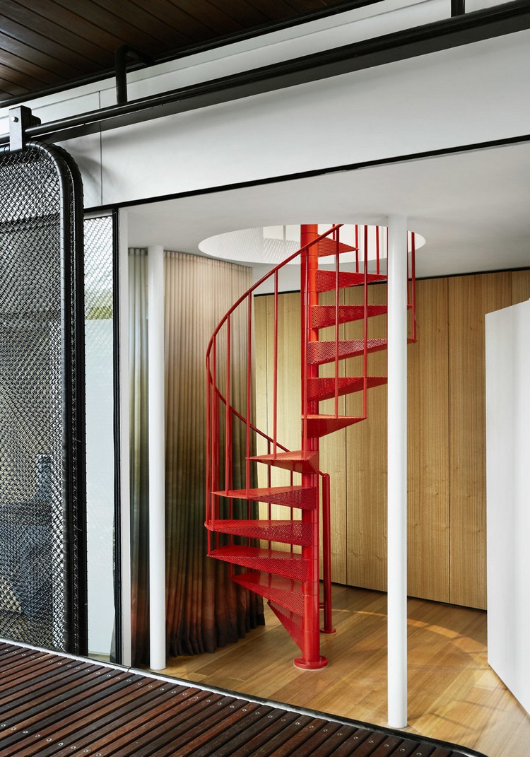 extension de maison contemporaine maison architecte australienne design intérieur escalier fer forgé peint rouge