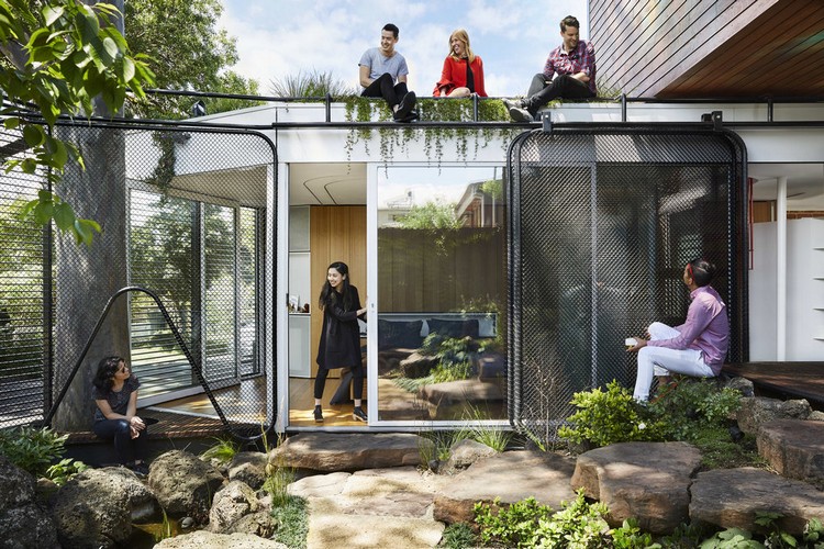 extension de maison design en bois verre baies vitrées modernes