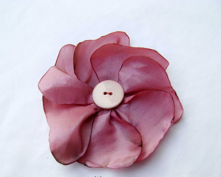 fleur en tissu avec bouton idée originale DIY décoration maison