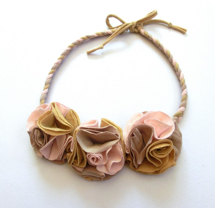 fleur en tissu collier DIY idée originale accessoires tendance femme