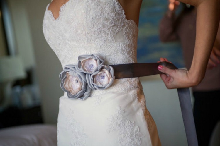 fleur en tissu idée accessoires DIY femme robe mariage originale