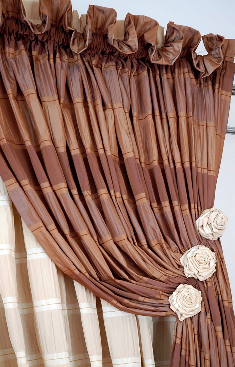 fleur en tissu idée décoration rideaux originaux