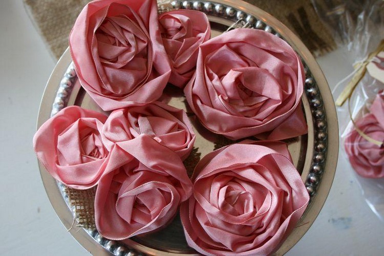 fleur en tissu rose satin idée déco intérieure projet DIY