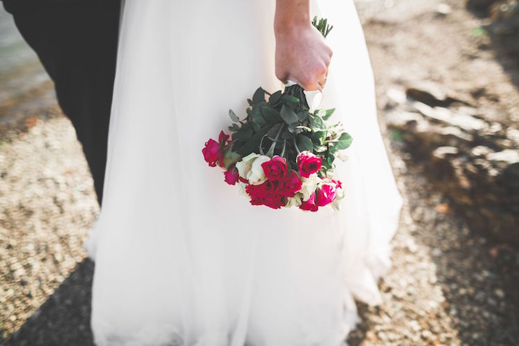 fleurs de mariage petit bouquet de mariee roses rouges blanches
