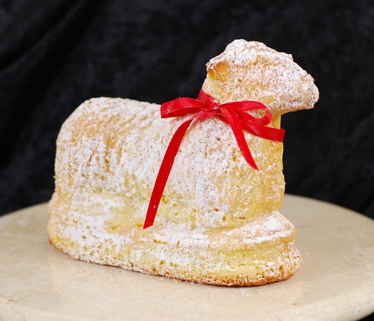 gâteau pour Pâques agneau alsacien pascal Lamelle saupoudré sucre glace