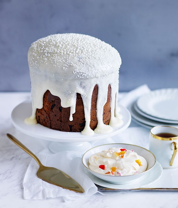 gâteau pour Pâques brioche russe glaçage sucre glace vanille bonbons gélifiés