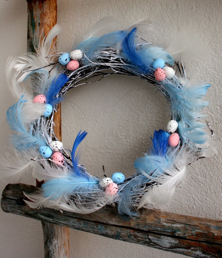 idee deco couronne paques plumes bleues mini oeufs