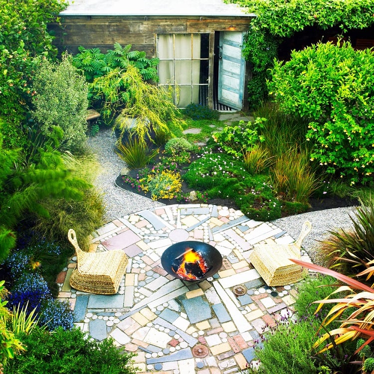 idée aménagement jardin original salon extérieur pierres naturelles végétation abondante