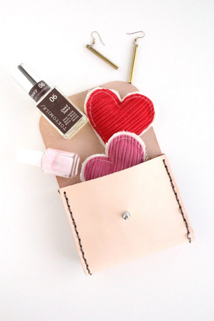 idée cadeau ado fille enveloppe cuir personnalisée faite main idées originales mère créatives