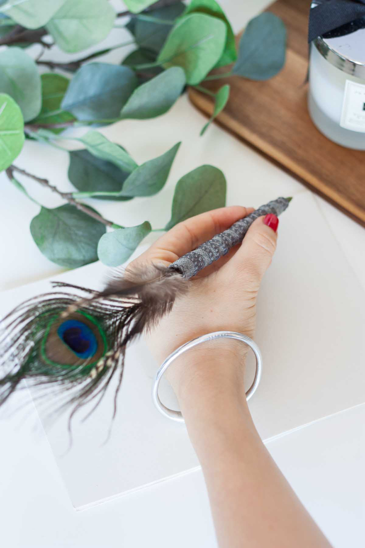 idée déco DIY bricolage original facile stylo personnalisé décoration plumes paon