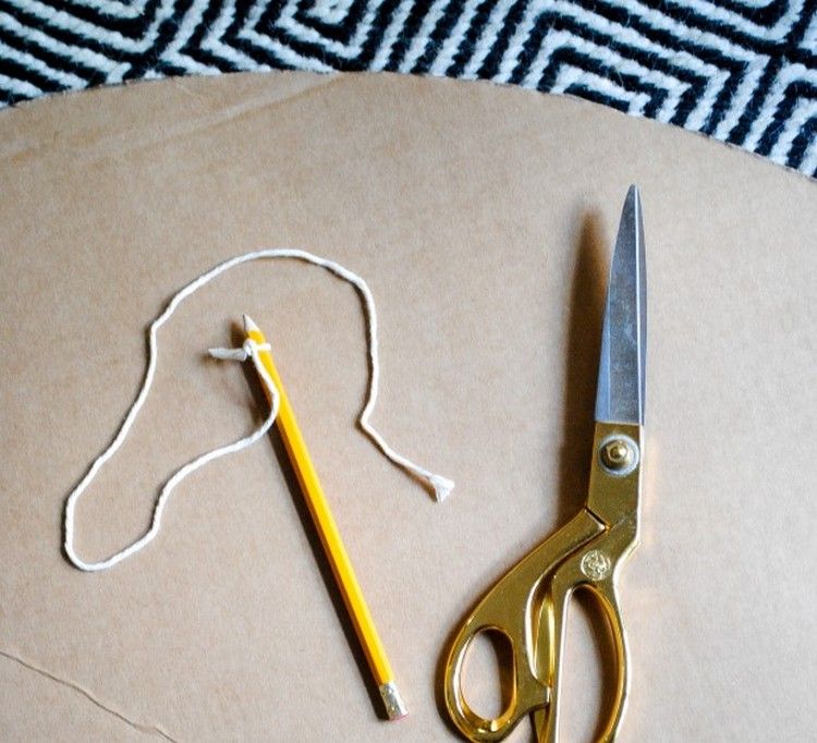 idée déco DIY juju hat projet bricolage personnalisé plumes