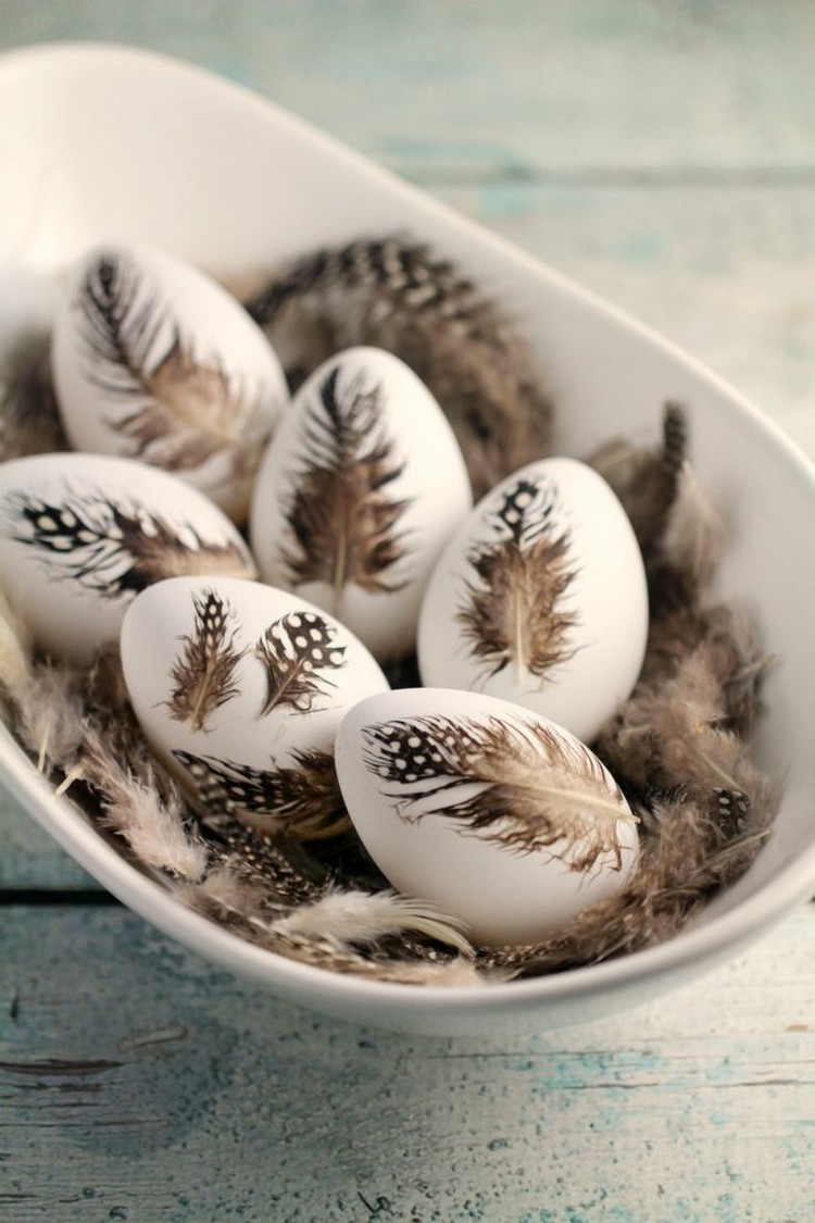 idée déco DIY pour œufs Pâques 2018 décoration plumes dorées