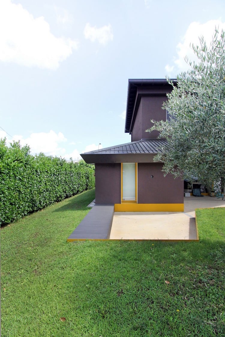 jardin avec gazon haie vive facade maison gris jaune