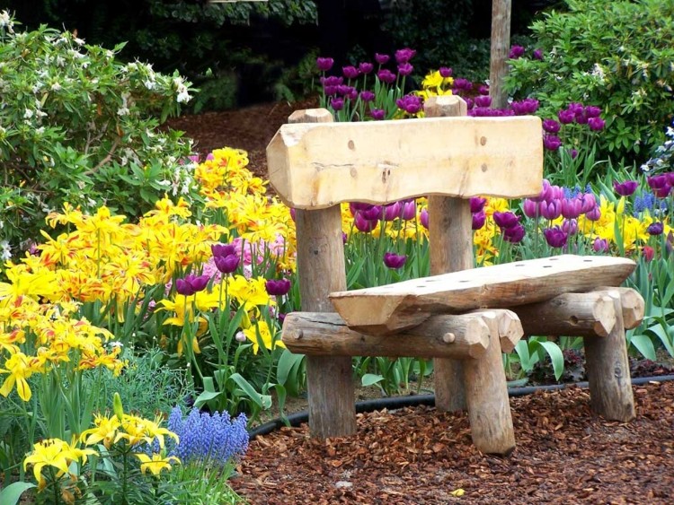 jardin romantique banc en bois fleurs printanières