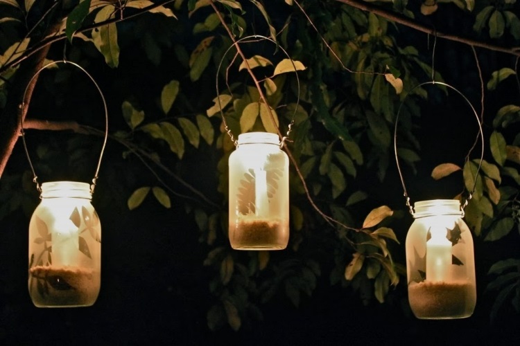 jardin romantique bocaux illuminés suspendus