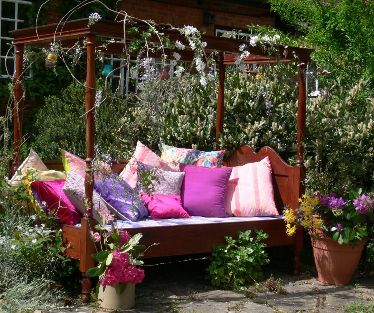 jardin romantique coussins colorés