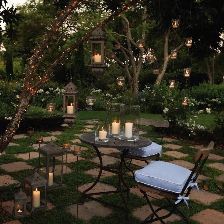 jardin romantique lanternes suspendues