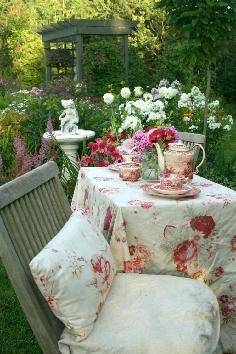 jardin romantique meubles en bois et fleurs
