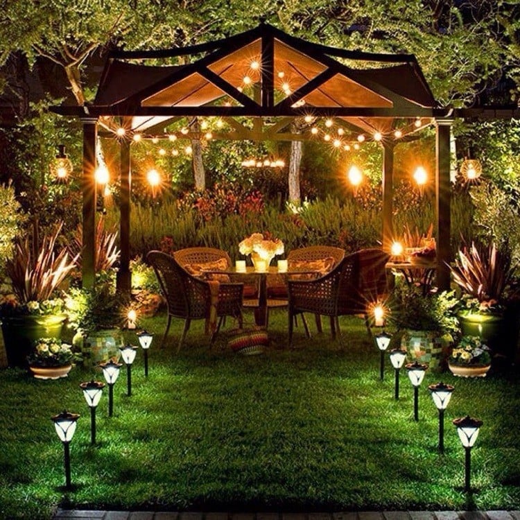 jardin romantique pergola en bois lumières